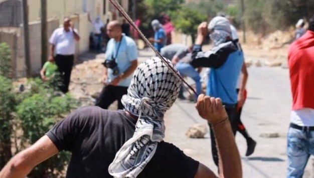 خلال الاقتحامات... إصابة جندي من قوات الاحتلال في دير أبو مشعل