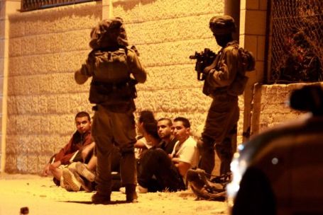 الاحتلال يعتقل 10 فلسطينيين من الضفة الغربية