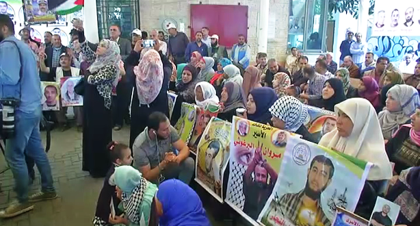 غزة.. اعتصام تضامني في مقر الصليب الأحمر