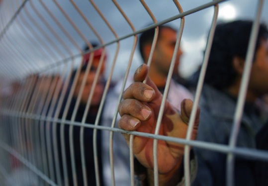 83 مواطناً من ذوي أسرى غزة يزورن أبناءهم بسجن 