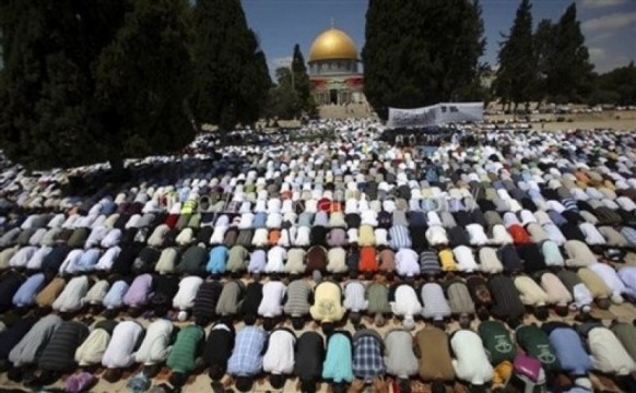 250 موطنا من غزة يؤدون صلاة الجمعة في القدس المحتلة