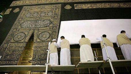 رفع أستار الكعبة مع بدء توافد ضيوف الرحمن