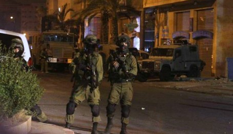الاحتلال يعتقل 8 مواطنين بينهم شقيق أحمد جرار