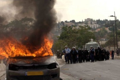 بالفيديو.. إصابة مستوطن بحروق جراء استهداف مركبته بالمولوتوف على مفرق حوارة