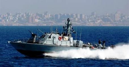 زوارق حربية للاحتلال وأخرى مصرية تستهدف الصيادين في بحر غزة