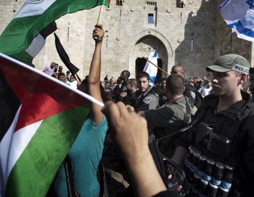 عشرات الفلسطينيين يعتكفون بالأقصى لمواجهة 