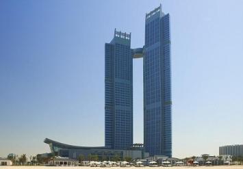 أبو ظبي تفتتح أول جناح فندقي معلق بتكلفة 27 ألف دولار في الليلة الواحدة 