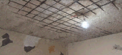 نجاة العائلة بأعجوبة.. انهيار سقف منزل لاجئ في مخيم عين الحلوة