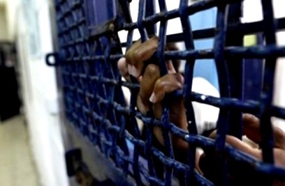 8 أسرى يواصلون إضرابهم عن الطعام