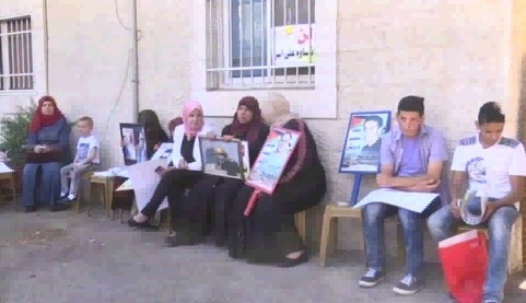 وقفة أمام الصليب الأحمر بالقدس رفضاً لتقليص زيارات عائلات الأسرى