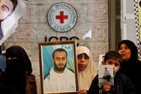 الاحتلال يلغي زيارات أهالي أسرى القطاع