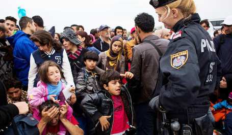 3700 مهاجر يعبرون الحدود الهنغارية باتجاه النمسا