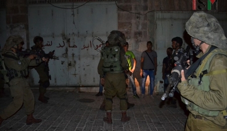 الاحتلال يعتقل 13 مواطنا من الضفة والقدس
