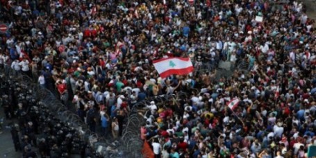 المتظاهرون في بيروت يمهلون الحكومة 72 ساعة لتنفيذ مطالبهم
