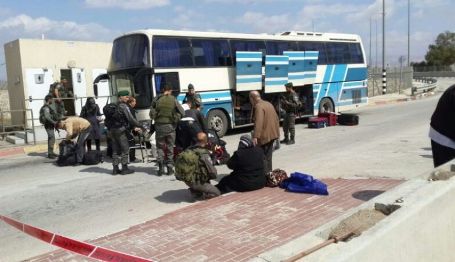 أريحا.. الاحتلال يمنع 7 مواطنين من السفر عبر الكرامة