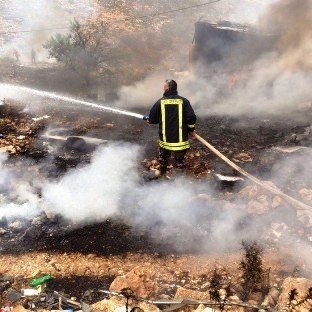 قنابل الاحتلال تحرق مساحات زراعية قرب مخيم الفوار 
