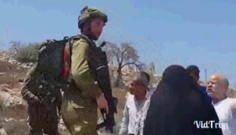 الاحتلال يجرف أراض ببلدة قصرة والأهالي يتصدون