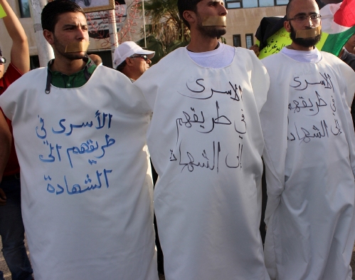 طلبوا أكفانهم.. الأسرى المضربون يواصلون معركة الإرادة