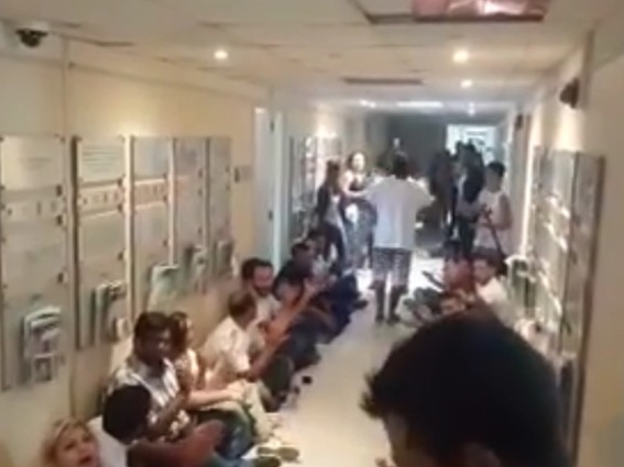 بيروت... عشرات المحتجين يحتلون مبنى وزارة البيئة ويطالبون بإستقالة المشنوق