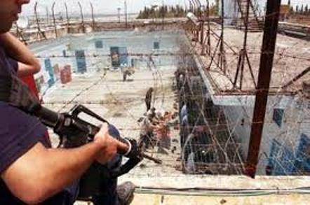 الاحتلال يشرع في إغلاق معتقلي 