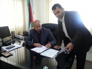 توقيع عطاء مشروع تدوير نفايات سلفيت