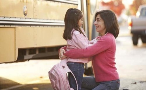 كيف تساعدين طفلك على تخطي الخوف في أول يوم دراسي ؟ 