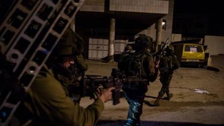 الاحتلال يعتقل 16 مواطنا من الضفة والقدس