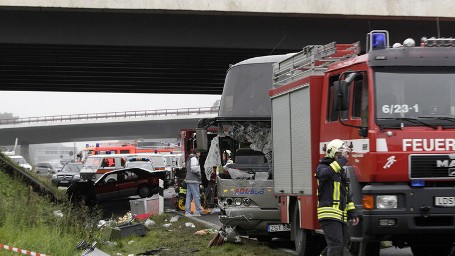 ألمانيا... إصابة 31 و فقدان 17 آخرين بحريق حافلة سياح