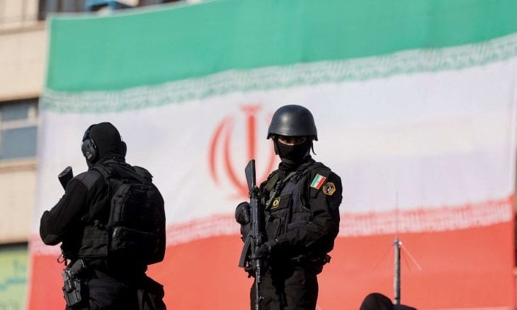 iran-police-sold-flag-730x438.jpg