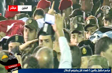 بالصور.. الخليل تستقبل شهداءها بمسيرة مهيبة
