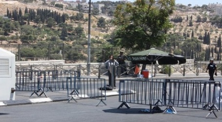 الاحتلال يغلق طريق القدس- رام الله