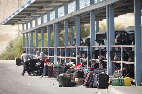 الاحتلال يمنع 23 مواطنا من السفر عبر الكرامة