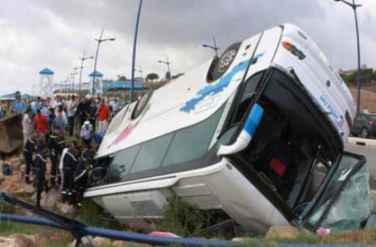 15 إصابة بإنقلاب حافلة بين طوباس والفارعة