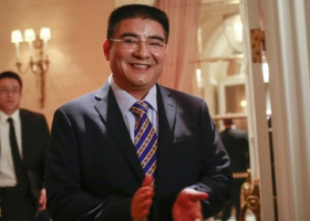 ملياردير صيني يتشارك غداءه مع فقراء امريكيون في نيويورك