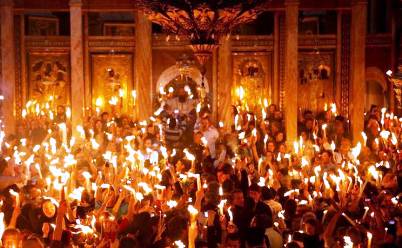 المسيحيون يحتلفون بسبت النور في القدس المحتلة