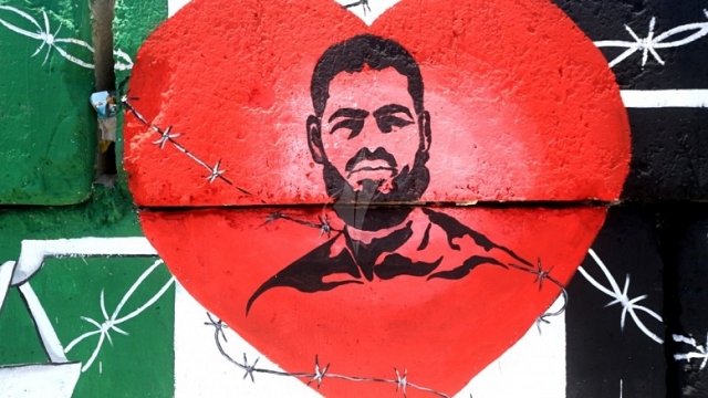 نادي الأسير: علان استعاد وعيه بشكل جزئي ولا يزال مضربا عن الطعام