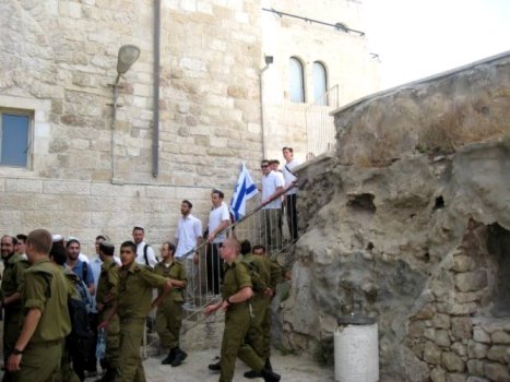 إصابة عدد من الشبان الفلسطينيين في اقتحام جنود الاحتلال للمسجد الأقصى المبارك صباح اليوم 