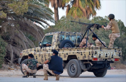 كتيبة موالية لحفتر تعلن سيطرتها على مقر كتيبة لـ