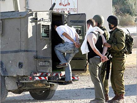 اعتقال 11 مواطنا في الضفة المحتلة