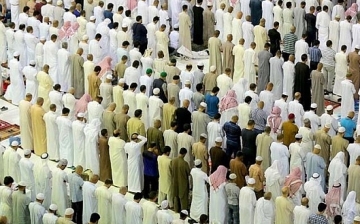 ملايين المسلمين يؤدون صلاة عيد الفطر