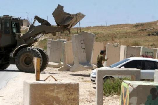 الاحتلال يغلق طريقا داخليا في بلدة الخضر