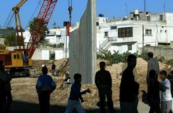 القيادة الفلسطينية تثمن إيقاف العمل ببناء الجدار حول عين الحلوة