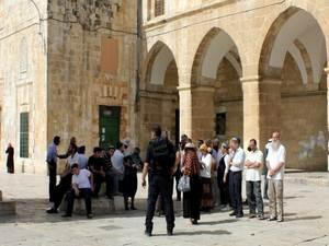 عشرات المستوطنين يقتحمون باحات المسجد الأقصى