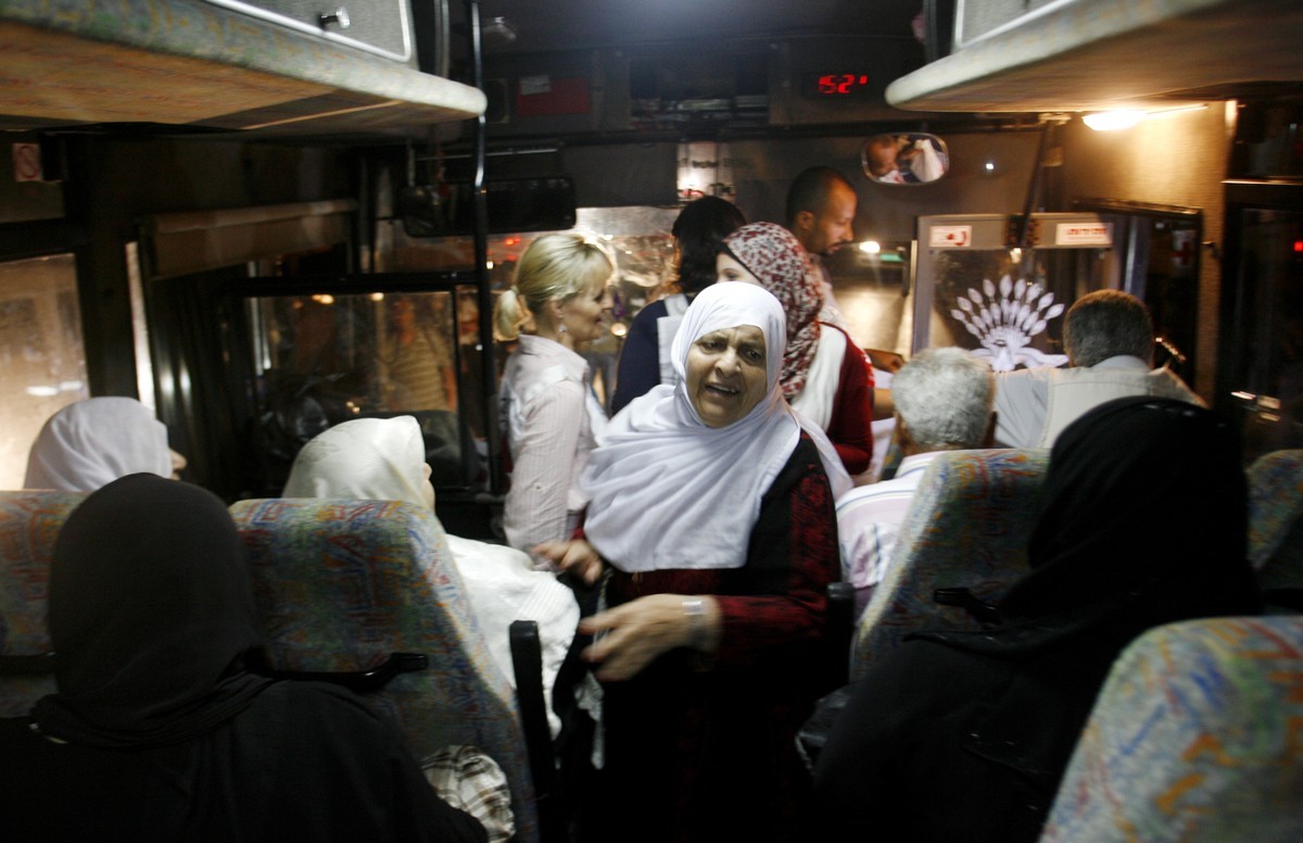 أهالي-الأسرى.jpg