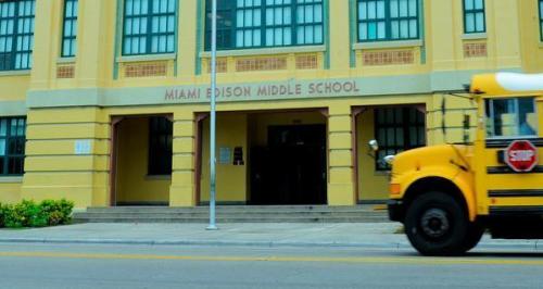 طالب أميركي يفضّل السجن على المدرسة