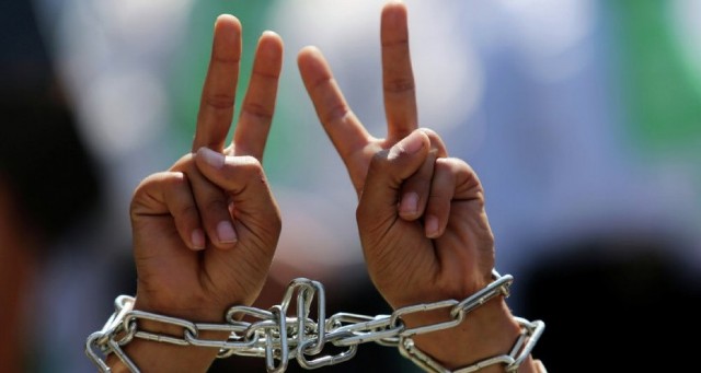الاحتلال يواصل تنكيله بالأسرى في 