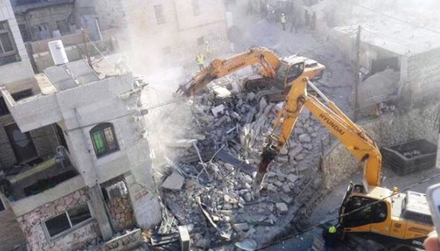 جرافات الاحتلال تهدم مبنا سكنيا وتجاريا في العيسوية
