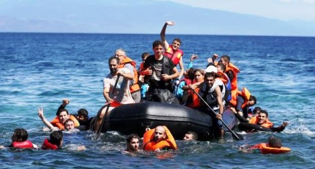 بأقل من ساعة ... 1200 لاجئ يصلون جزيرة ليسبوس اليونانية