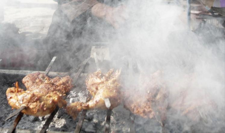 الصين تغلق أكشاك الشواء لتخفيف التلوث