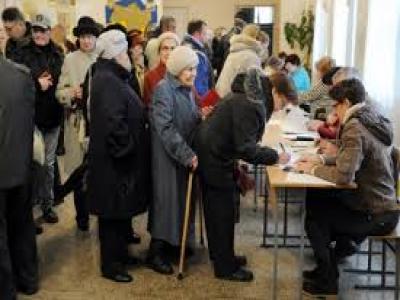 سكان شرق أوكرانيا يتوجهون لمراكز الاقتراع للادلاء باصواتهم 